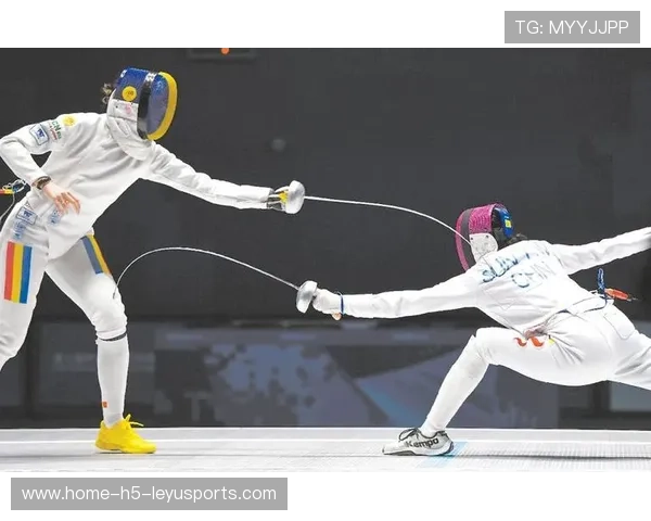 击剑选手闪击一剑制胜，速度肉眼跟不上